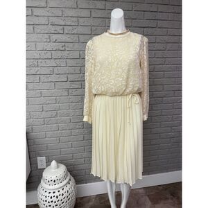 Mavinette Cream Vintage Long Sleeve Lace / Accordion Pleat Dress Size 8